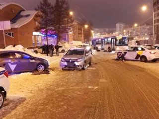 В массовом ДТП в Уфе пострадали три человека