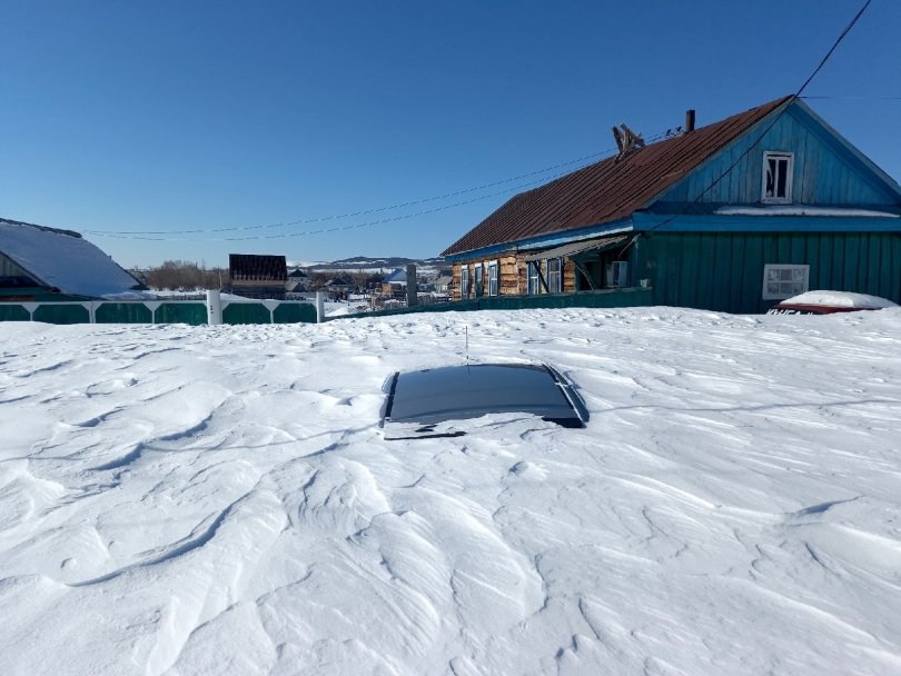 В одном из городов Башкирии из-за бурана высота снежных заносов достигла трех метров