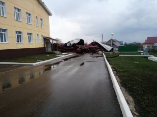 Сильный ветер сорвал кровлю с бассейна в районе Башкирии