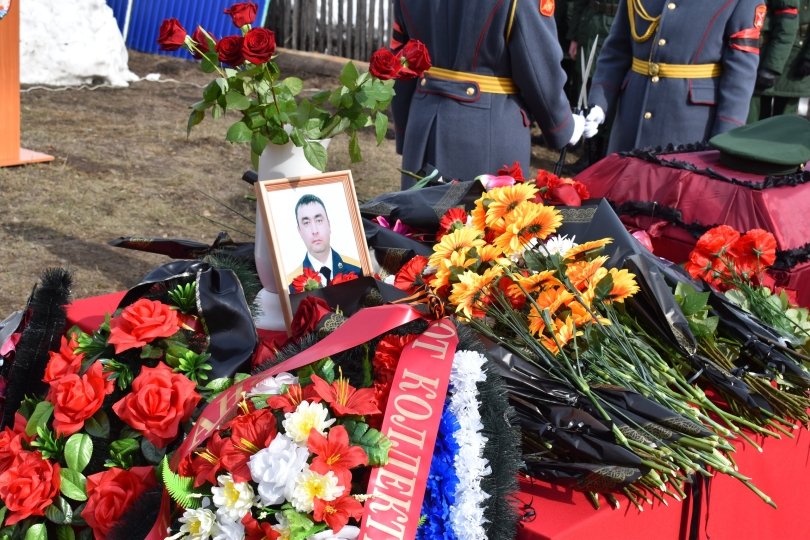 В Башкирии простились с погибшим старшим сержантом Айнуром Янышевым В Башкирии простились с погибшим старшим сержантом Айнуром Янышевым