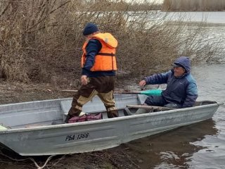 В Башкирии рыбака унесло от берега вместе с льдиной