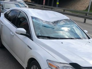 В Уфе с путепровода упал на автомобиль мужчина