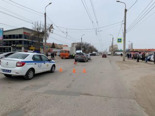 В Уфе водитель сбил женщину с двумя 7-летними детьми