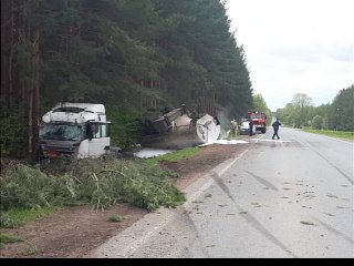 В Башкирии 31-летний мужчина попал в больницу после ДТП с опрокидыванием бензовоза
