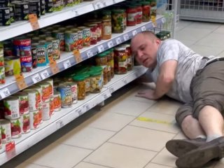 В Стерлитамаке питон спрятался от пьяного хозяина в магазине