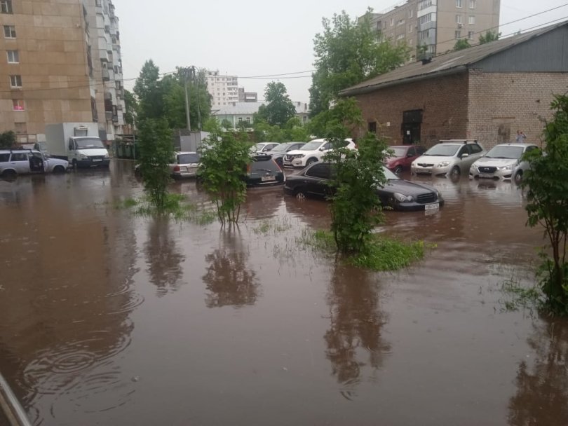 Уфимцы вынуждены каждый раз после дождя добираться до подъезда по колено в воде Уфимцы вынуждены каждый раз после дождя добираться до подъезда по колено в воде