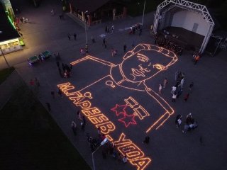 В Уфе из свечей выложили портрет Мусы Гареева
