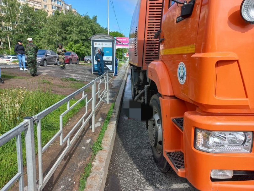 В Уфе пожилого мужчину задавил уборочный «КамАЗ» В Уфе пожилого мужчину задавил уборочный «КамАЗ»