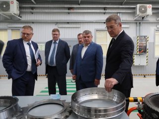 Глава Башкирии Радий Хабиров встретился с Анатолием Сердюковым для обсуждения сотрудничества