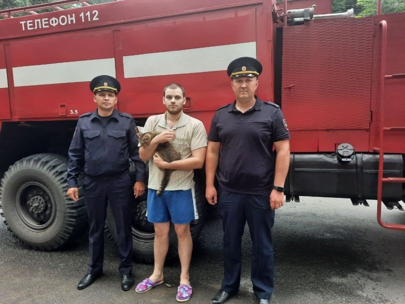 В Уфе инспекторы ГИБДД спасли людей из горящей усадьбы Шамовых
В Уфе инспекторы ГИБДД спасли людей из горящей усадьбы Шамовых