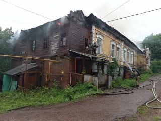 В Уфе загорелся особняк Шамовых на Октябрьской революции