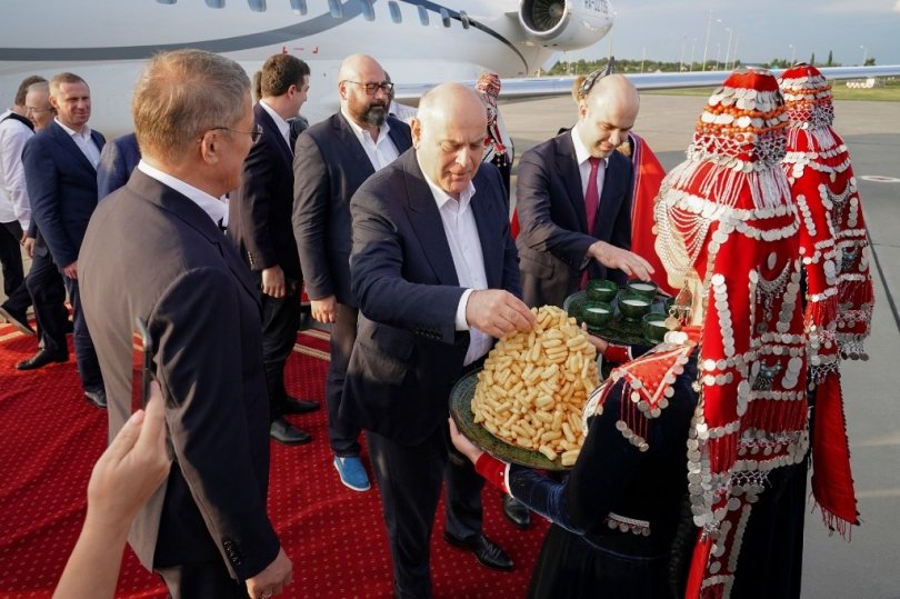 В Уфу прилетел президент Абхазии Аслан Бжания В Уфу прилетел президент Абхазии Аслан Бжания