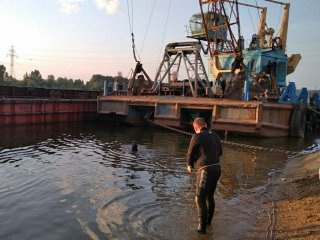 Водолазы извлекли тело утонувшего под баржей 23-летнего уфимца