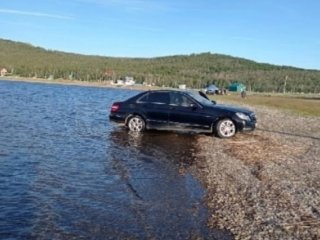 Жителей Башкирии возмутил заехавший на машине в озеро водитель
