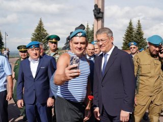 «Мира и спокойствия нашему общему дому»: глава Башкирии поздравил всех причастных с Днем ВДВ