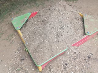 В Уфе дети вместо песка на площадке получили смесь из камней и бетона
