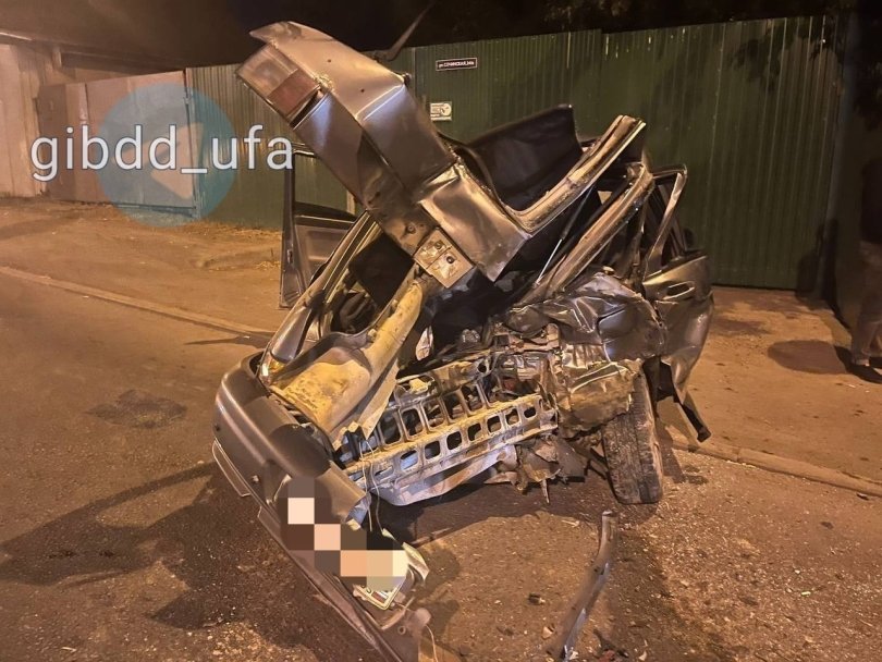 В Уфе из раскореженной машины достали пострадавшего пассажира В Уфе из раскореженной машины достали пострадавшего пассажира