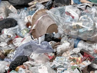 В Уфе прокуратура потребовала вывезти мусор с территории кладбища
