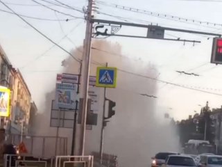 В Уфе в районе округа Галле после гидравлических испытаний забил из-под земли фонтан
