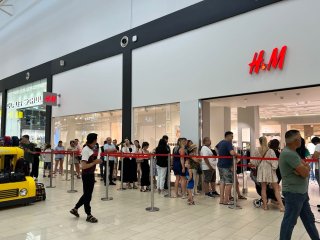 Жители Уфы выстроились в очереди рядом с магазинами IKEA и H&M 