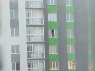 Жители Уфы забили тревогу из-за ребенка в оконном проеме
