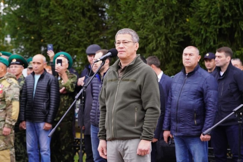 «Мы живем в непростые времена»: глава Башкирии опубликовал первые фотографии с проводов мобилизованных «Мы живем в непростые времена»: глава Башкирии опубликовал первые фотографии с проводов мобилизованных
