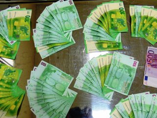 В аэропорту Уфы задержали женщину, пытавшуюся вывезти более 50 тысяч долларов