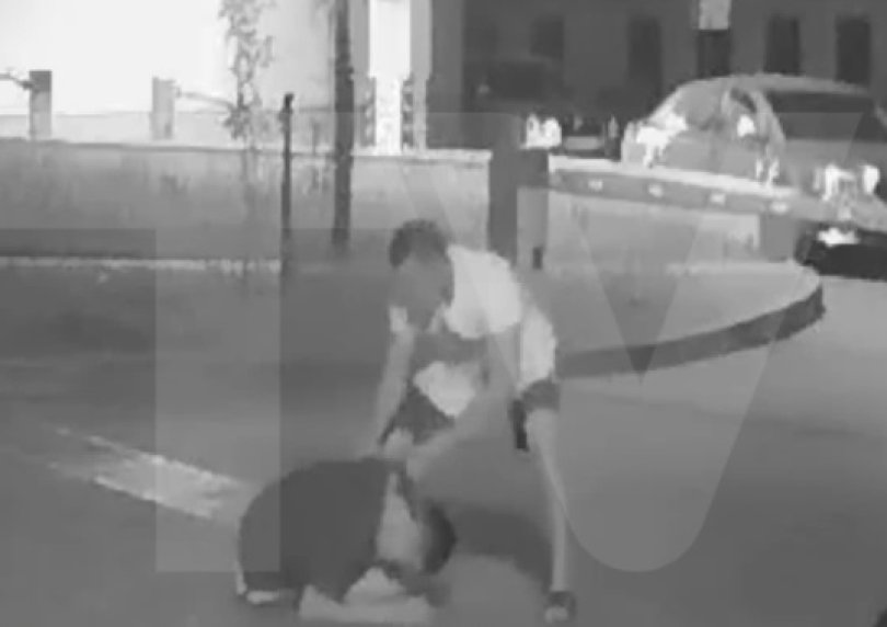 В Уфе двое неизвестных избили компанию молодых людей В Уфе двое неизвестных избили компанию молодых людей