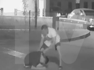 В Уфе двое неизвестных избили компанию молодых людей