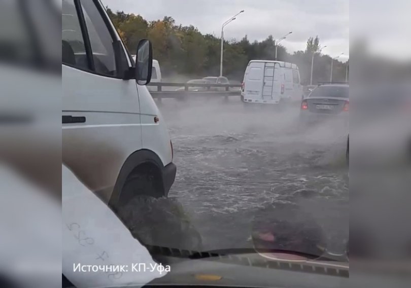 В Уфе проспект Салавата Юлаева затопило фекалиями В Уфе проспект Салавата Юлаева затопило фекалиями