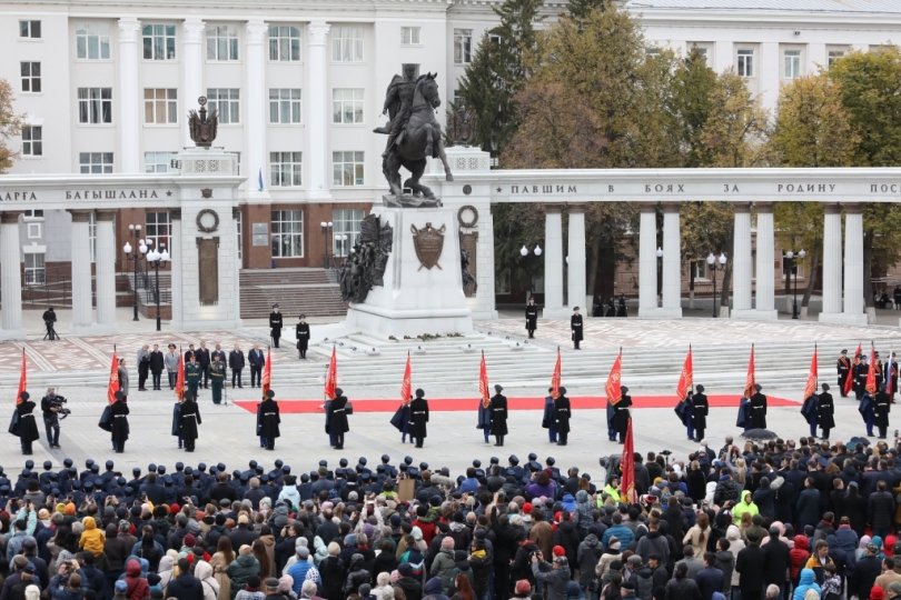 Хабиров запретил парковать машины на Советской площади в Уфе Хабиров запретил парковать машины на Советской площади в Уфе