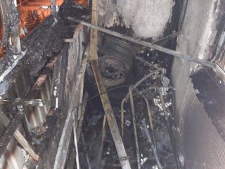 В Октябрьском после пожара в многоквартирном доме госпитализировали женщину
