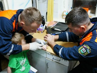 В Уфе спасатели помогли 4-летнему мальчику снять шайбу с пальца