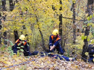 В Уфе спасатели помогли мужчине, упавшему в овраг