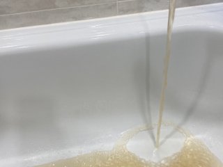 Жительница Уфы пожаловалась на ржавую воду из крана с неприятным запахом