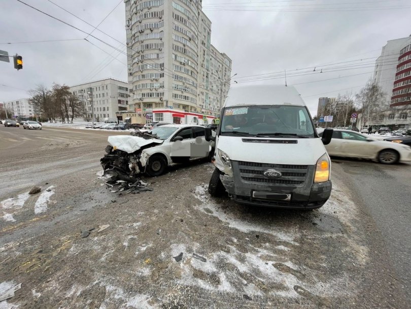 ДТП с участием пассажирской маршрутки произошло в центре Уфы ДТП с участием пассажирской маршрутки произошло в центре Уфы