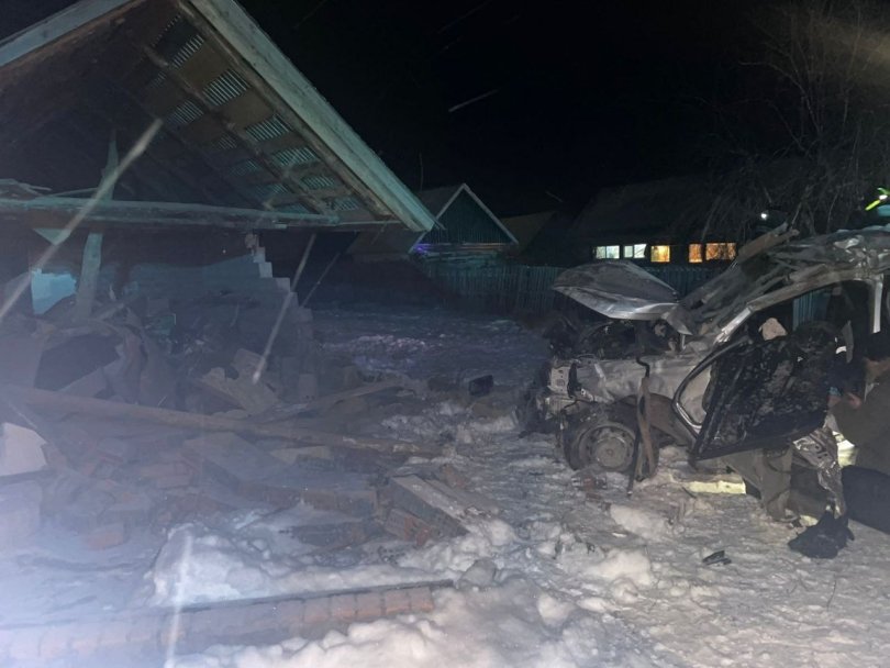 Два человека погибли в ДТП с гаражом в Башкирии Два человека погибли в ДТП с гаражом в Башкирии