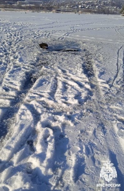 Машина провалилась под лед водохранилища в Башкирии Машина провалилась под лед водохранилища в Башкирии