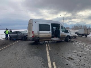 На трассе в Башкирии легковушка столкнулась с Ford Transit