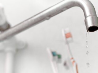 Несколько многоквартирных домов на проспекте в Уфе остались без воды из-за аварии