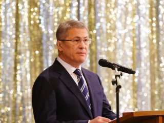 Радий Хабиров вручил медали «Родительская доблесть» в преддверии Дня матери