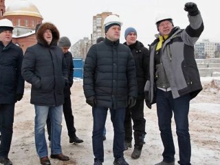 Ратмир Мавлиев посетил строительные площадки центра спортивной борьбы и театра кукол