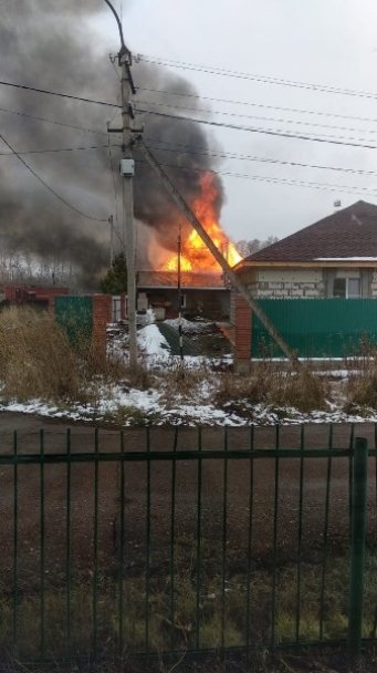 В Башкирии сгорел дом с гаражом В Башкирии сгорел дом с гаражом