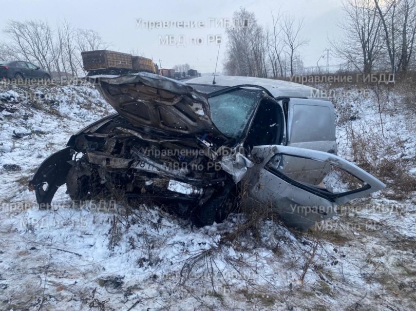В Башкирии в страшном ДТП погиб один человек, еще четверо пострадали В Башкирии в страшном ДТП погиб один человек, еще четверо пострадали