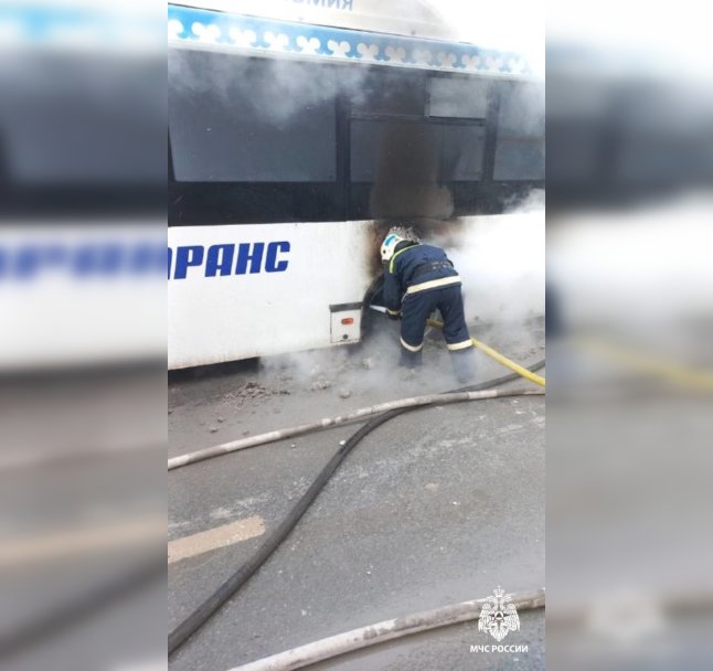 В Уфе загорелся пассажирский автобус В Уфе загорелся пассажирский автобус