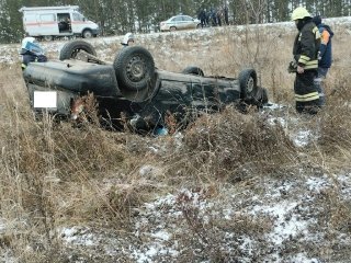 Водитель иномарки и его пассажирка пострадали в ДТП с вылетом в кювет в Башкирии
