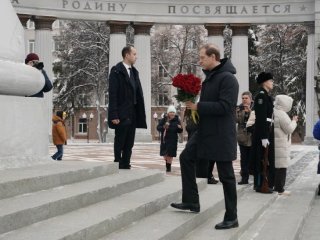 Денис Мантуров с Радием Хабировым возложили цветы к памятнику генералу Шаймуратову