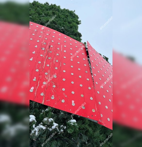 Мэр Кумертау ответил жителям, которые назвали пиксельную елку разодранной и кривой Мэр Кумертау ответил жителям, которые назвали пиксельную елку разодранной и кривой