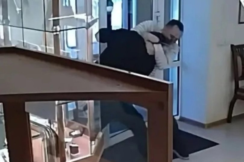 В Башкирии директор ювелирного обезоружил напавшего на магазин вора В Башкирии директор ювелирного обезоружил напавшего на магазин вора