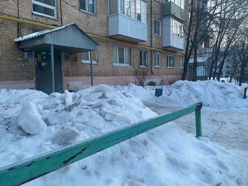 В Башкирии на двух женщин с крыши дома упал снег В Башкирии на двух женщин с крыши дома упал снег